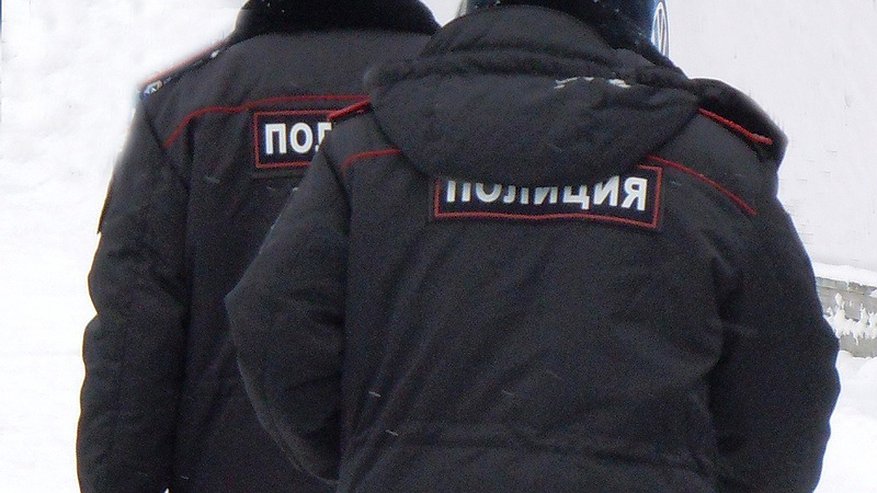Бывшего полицейского из Кировской области незаконно устроили в автошколу