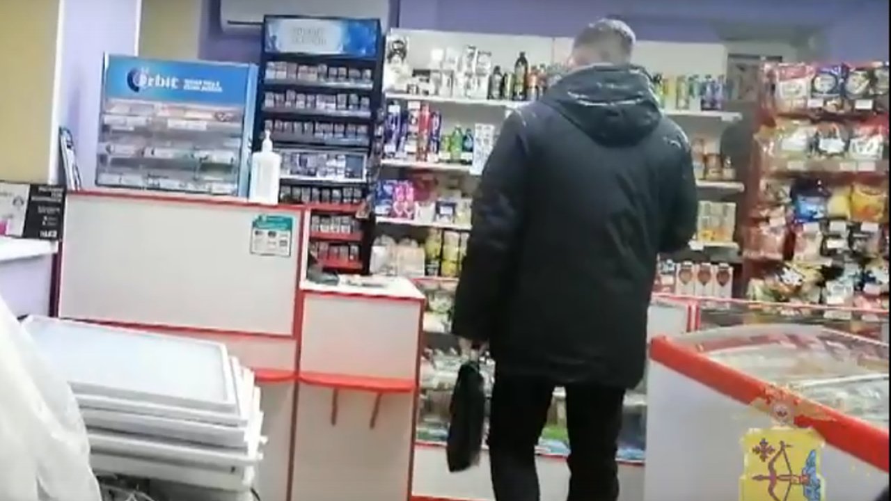 Главная картинка новости: Продавцы магазина в Кирове попались на незаконной продаже крепкого спиртного