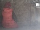Кировчанка справила нужду в подъезде и вытерла лужу своей шапкой