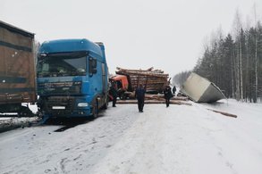 Четыре грузовика устроили массовое ДТП в Кировской области: дорогу перекрыли
