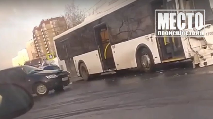 В Кирове не смогли разъехаться автобус и «Лада Гранта»