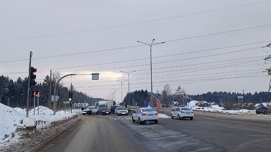 При ДТП с шестью машинами в Кирове пострадали два человека