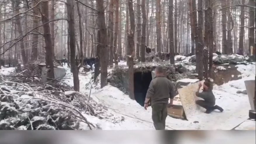Кировские военнослужащие играют в снежки между боевыми задачами