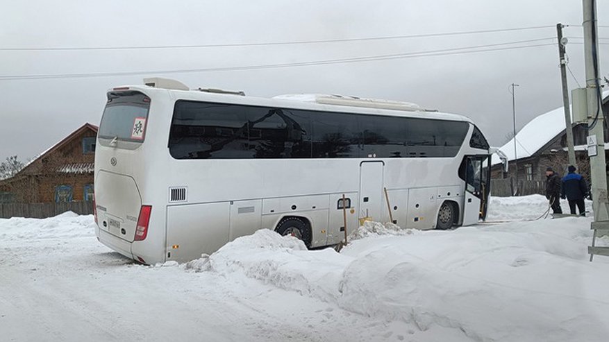 В сугробе под Слободским застрял туристический автобус