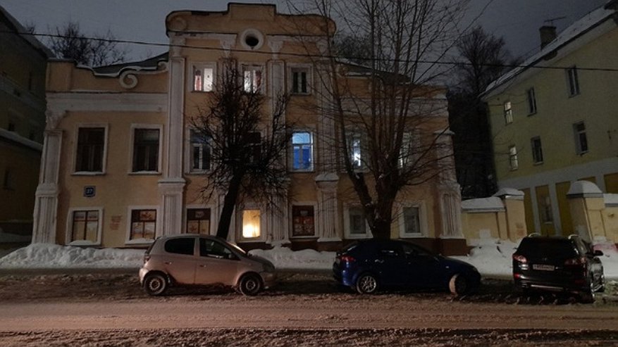 Одну из улиц в центре Кирова просят освободить от припаркованных автомобилей