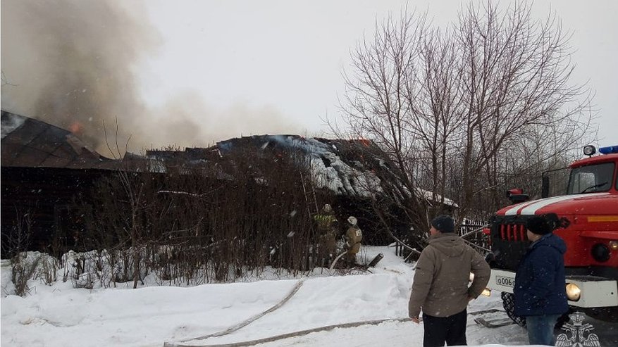 Два человека в Кировской области не смогли выбраться из пылающего дома