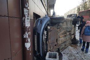 В Кирове автомобиль вылетел на тротуар и перевернулся