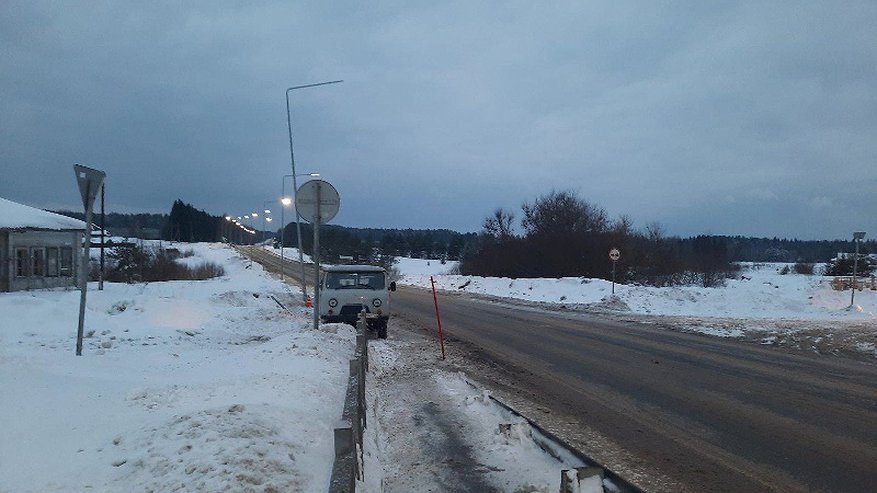 Уазик с пассажирами влетел в столб и в дорожный знак в Кировской области