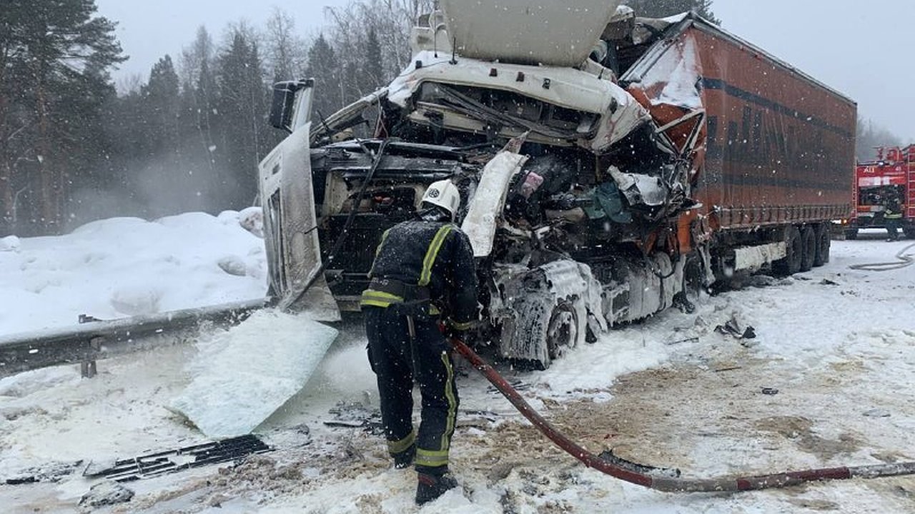 Главная картинка новости: Водитель погиб при столкновении двух фур в Слободском районе