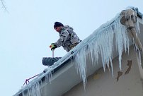 В Кирове на женщину упала снежная куча с крыши