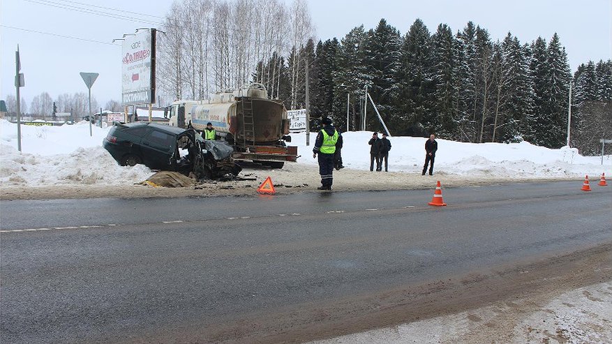 Женщина в Кировской области погибла в аварии с грузовиком