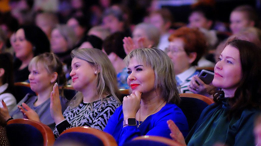 Соколов поздравил женщин Кировской области с праздником: «Вы вдохновляете на большие победы»