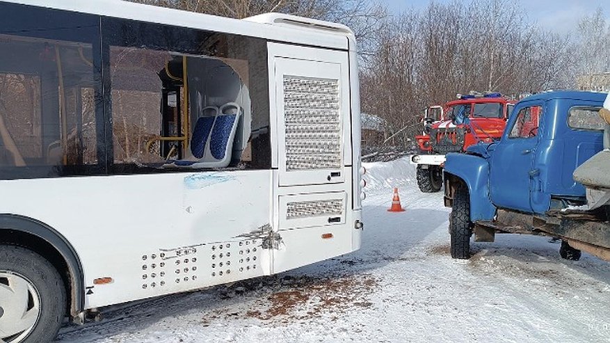 Автобус в Кировской области столкнулся с грузовиком
