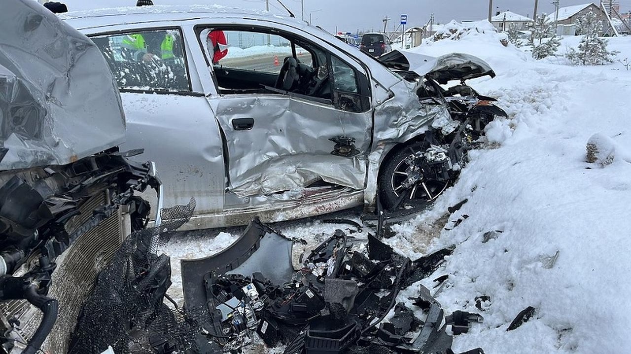 Главная картинка новости: Авария с двумя иномарками в Кирове закончилась гибелью младенца