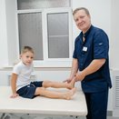 Полезно ли ходить босиком: кировский врач поделился лайфхаками для здоровья ног и спины