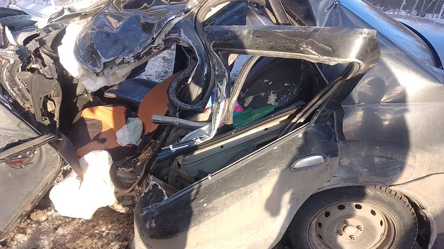 Водитель иномарки погиб при столкновении с грузовиком в Свечинском районе