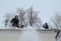 На кировчан продолжают падать глыбы снега с крыш