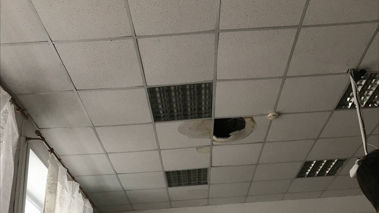 Главная картинка новости: Дырявую крышу школы в Кирове обещают починить, но не говорят когда