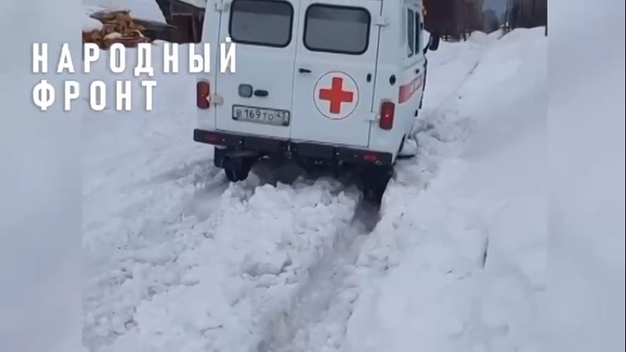 В Омутнинском районе скорая помощь застряла в снегу, медики добирались пешком