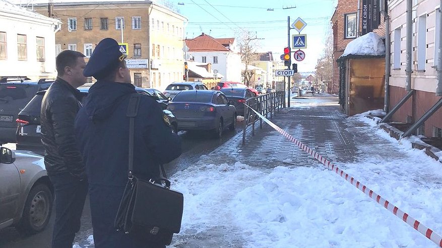 В Кирове на женщину упала глыба льда с крыши жилого дома