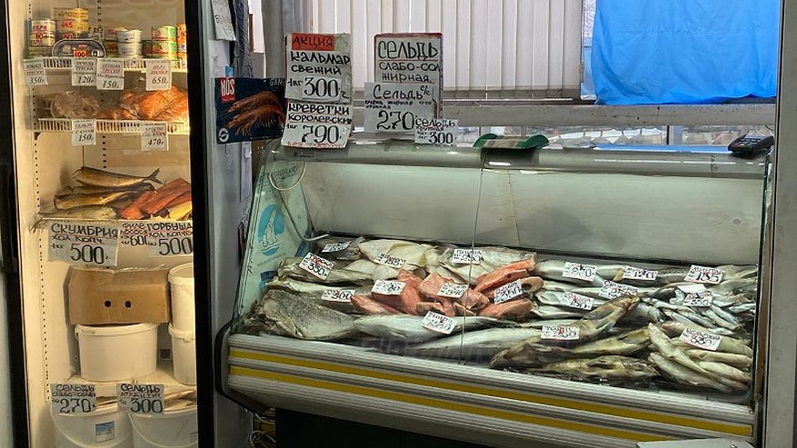 В Кировской области рыбу неизвестного происхождения продавали прямо в торговом центре