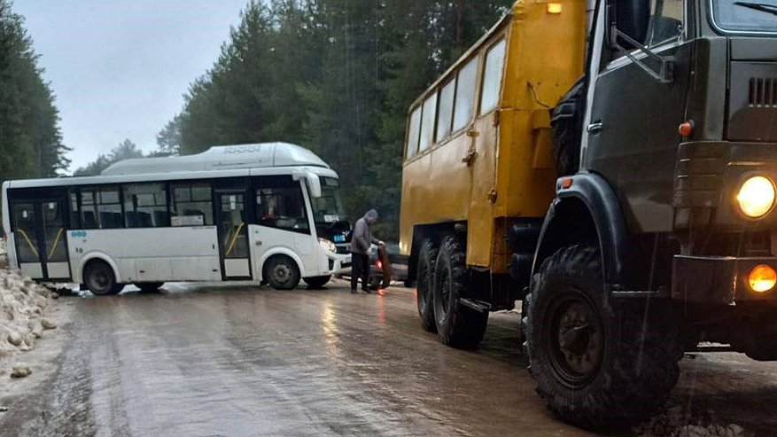 Симаков пригрозил штрафом за дорогу, по которой автобусы улетают в сугробы