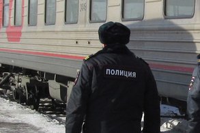 Поезд в Кирове застрял из-за мусорного контейнера на железной дороге