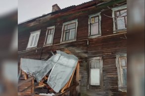 С крыши дома в Кирове упала снежная глыба и замуровала жильцов в подъезде