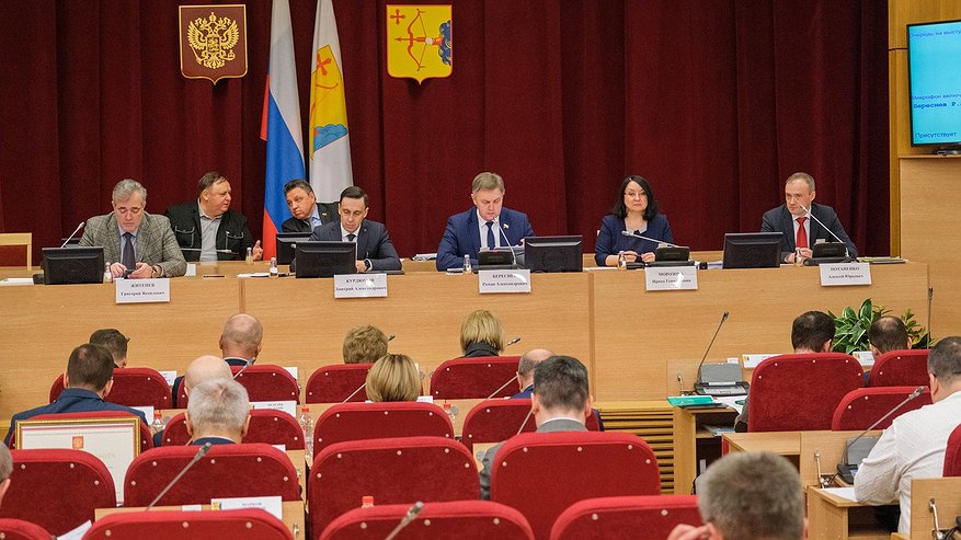 Поддержка многодетных семей, отчеты уполномоченных и почетный знак: что обсуждали в Заксобрании Кировской области