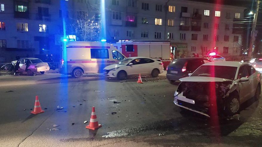 В Кирове столкнулись два автомобиля: есть погибшие и пострадавшие