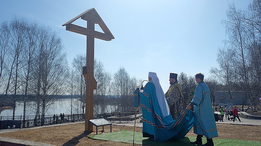 В Кирове освятили поклонный крест на месте сгоревшей церкви