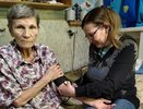 Жительница Оричевского района больше года круглосуточно помогает пожилой паре: «Она — наши руки и ноги»