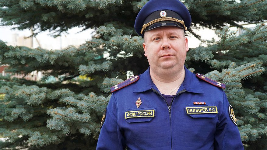 В Кировской области сотрудник УФСИН случайно обнаружил на ночной трассе ребенка
