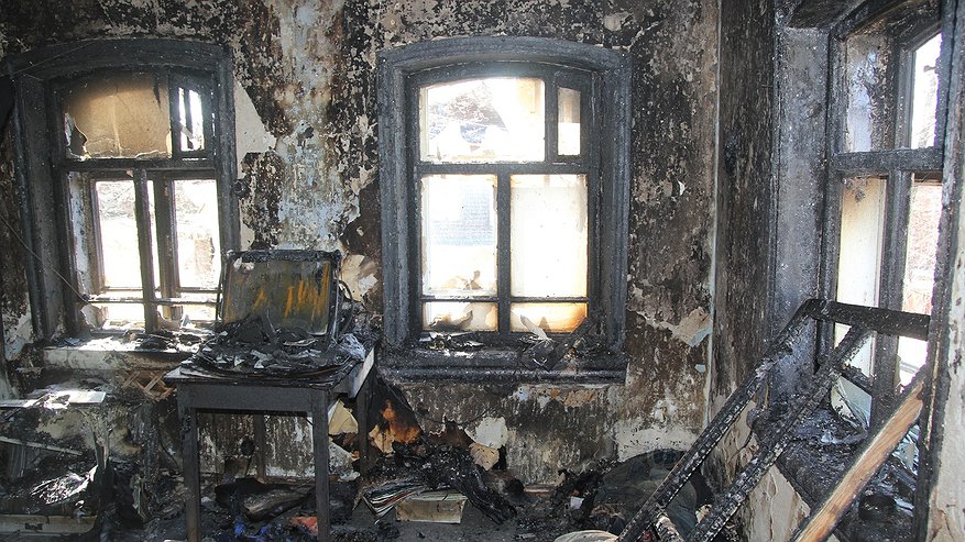 В Котельниче медики не смогли спасти мужчину, который устроил пожар в своей квартире