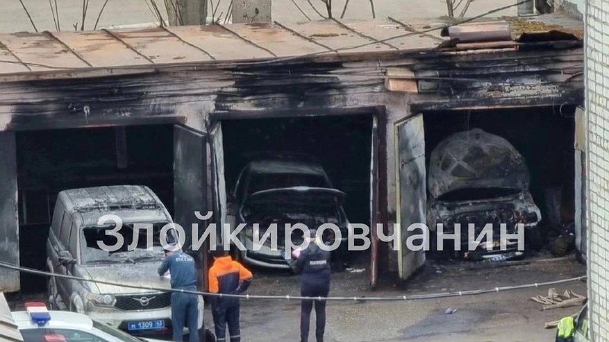 Две иномарки и УАЗ: в Кирове сгорели машины ГИБДД