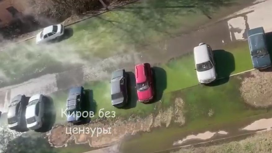 "Рядом со школой кипятка по колено": в Кирове затопило целую улицу