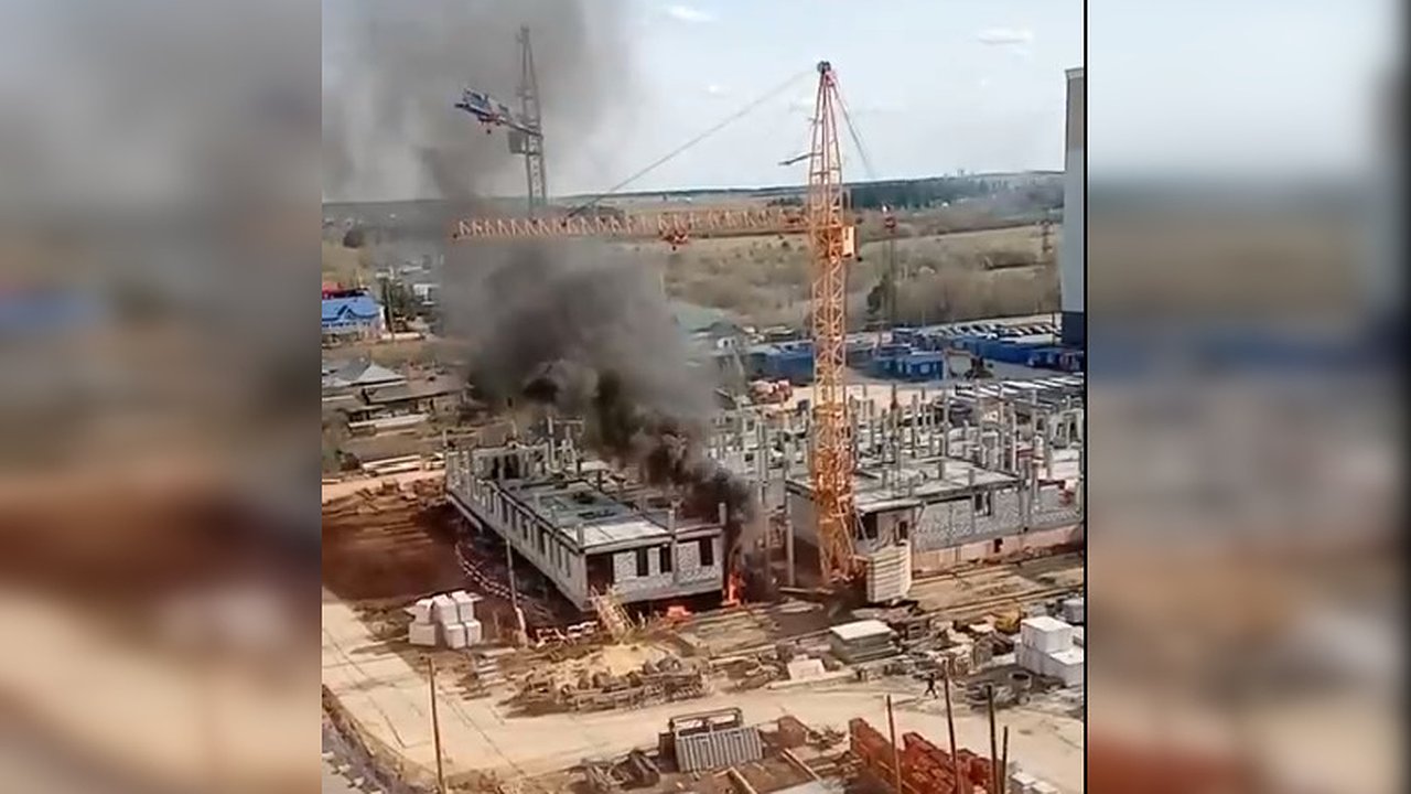 Главная картинка новости: Пожар на территории строящейся школы в Кирове: причины и последствия