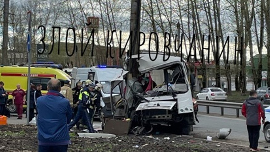 Количество пострадавших уточняется: в Кирове автобус с пассажирами влетел в столб