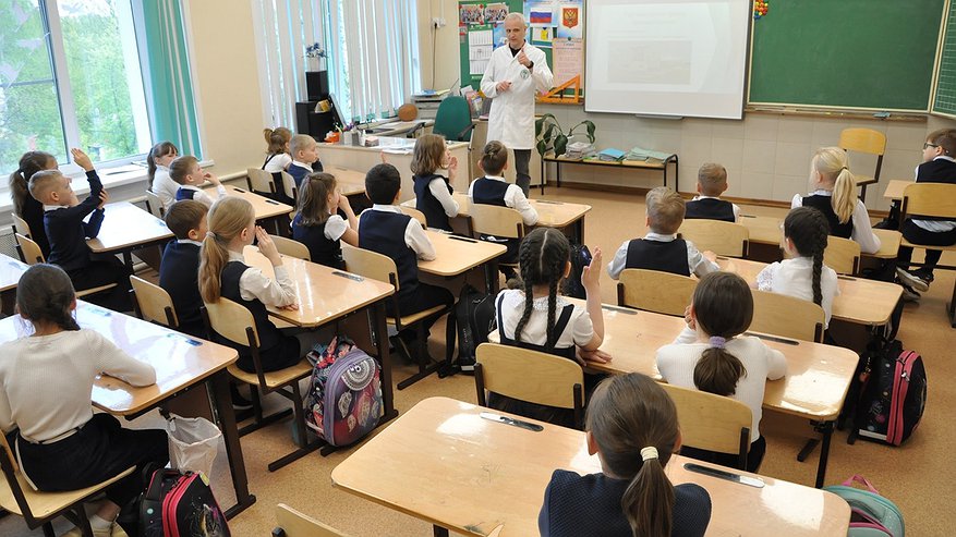 Кировский травматолог напомнил школьникам о безопасности в летние каникулы