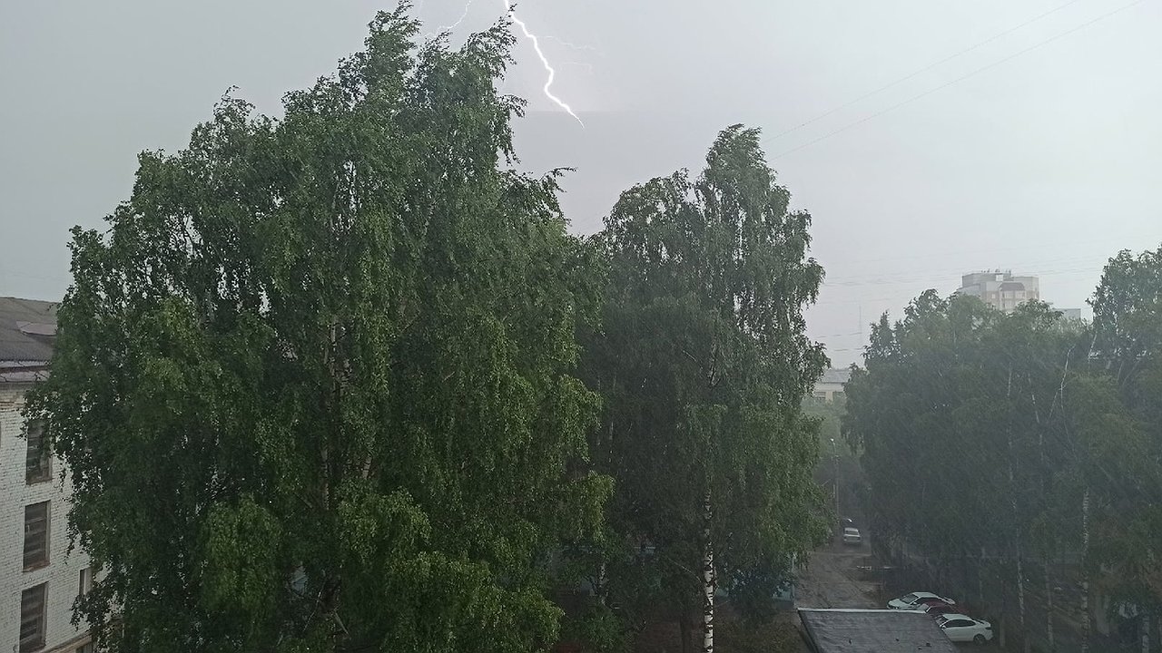 Главная картинка новости: Синоптики рассказали кировчанам о грозе 14 мая