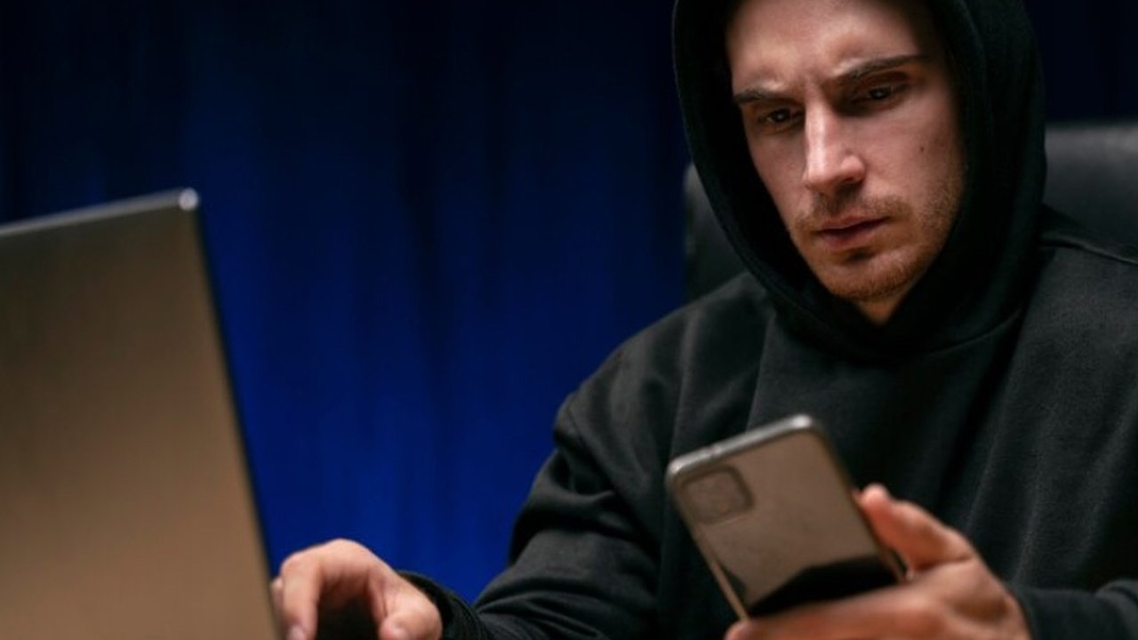 Главная картинка новости: Интернет-мошенники начали применять нейросети и дипфейки