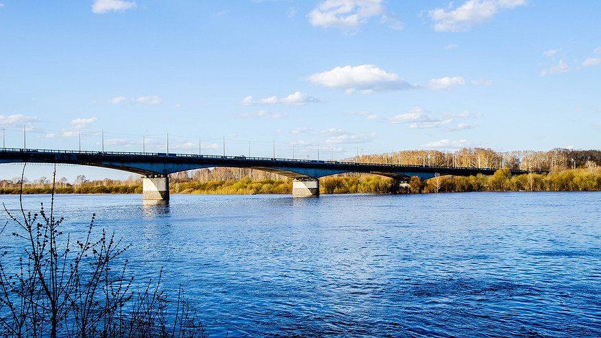 Мужчина спрыгнул в реку Вятку со Старого моста