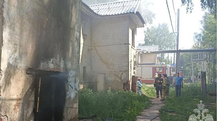 Сотрудники МЧС потушили пожар в подъезде на улице Сормовской в Кирове