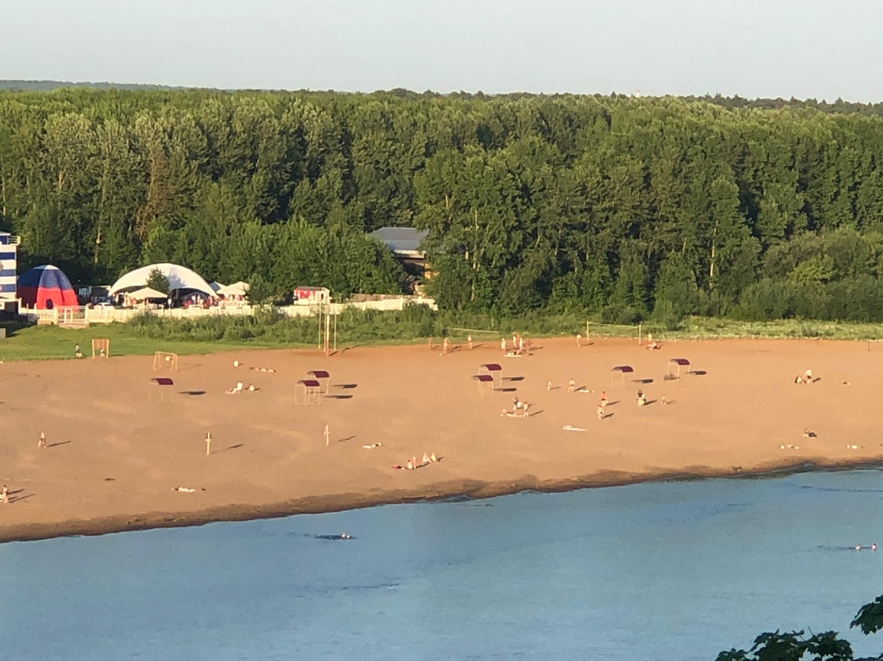                     На городском пляже в КировоЧепецке произошла страшная трагедия ребенок задохнулся в песке и погиб        