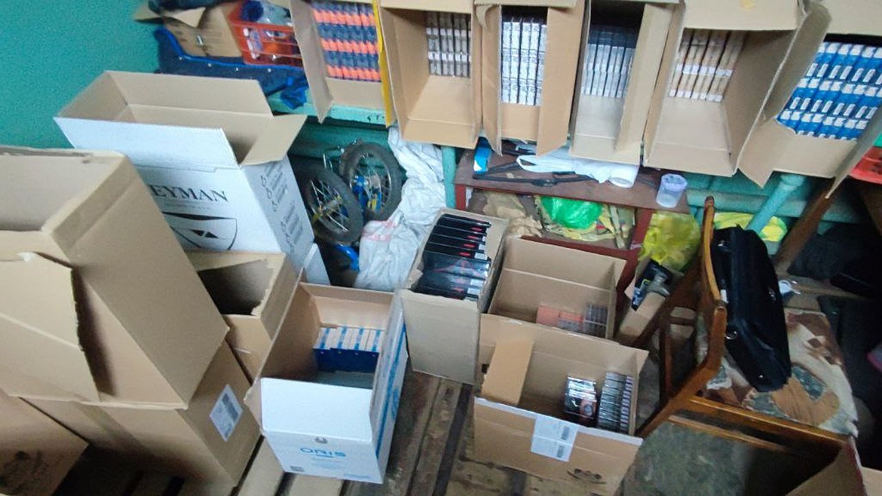 Главная картинка новости: До шести лет за покупку и хранение немаркированных сигарет: кировчанина задержали сотрудники УФСБ