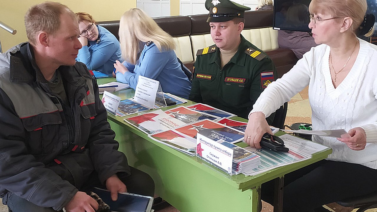 Главная картинка новости: Кировчанам предложат пять тысяч рабочих мест на ярмарке трудоустройства