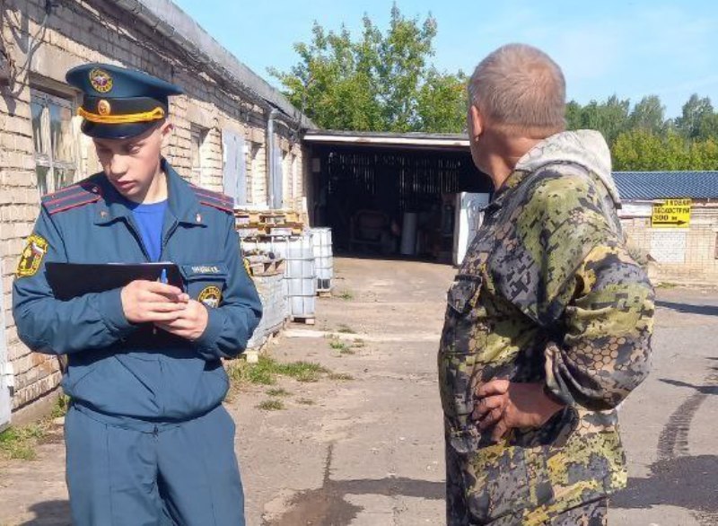 Сторож кировский. Охранник полиции. Склад полиции. Борисов охранник Кирова. МЧС по Кировской области Герцена пожары.