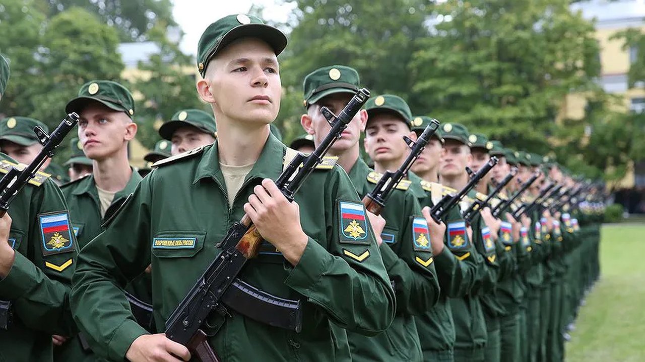 Главная картинка новости: Срочникам и контрактникам будут больше платить: заявление правительства