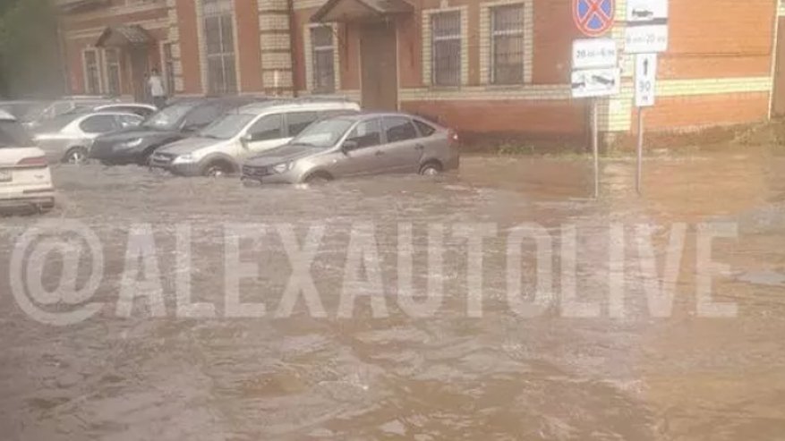 Автомобили потонули в лужах: еще один город в России накрыло потоком воды после дождя