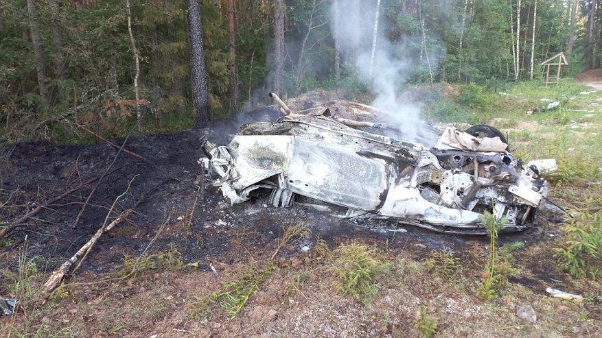 Главная картинка новости: В Кировской области четыре человека погибли в загоревшейся машине